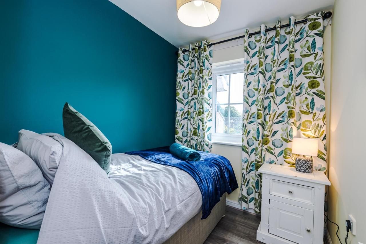 Manchester Comfortable 3 Bedroom House, Free Parking, Wifi & Disneyplus Worsley Dış mekan fotoğraf