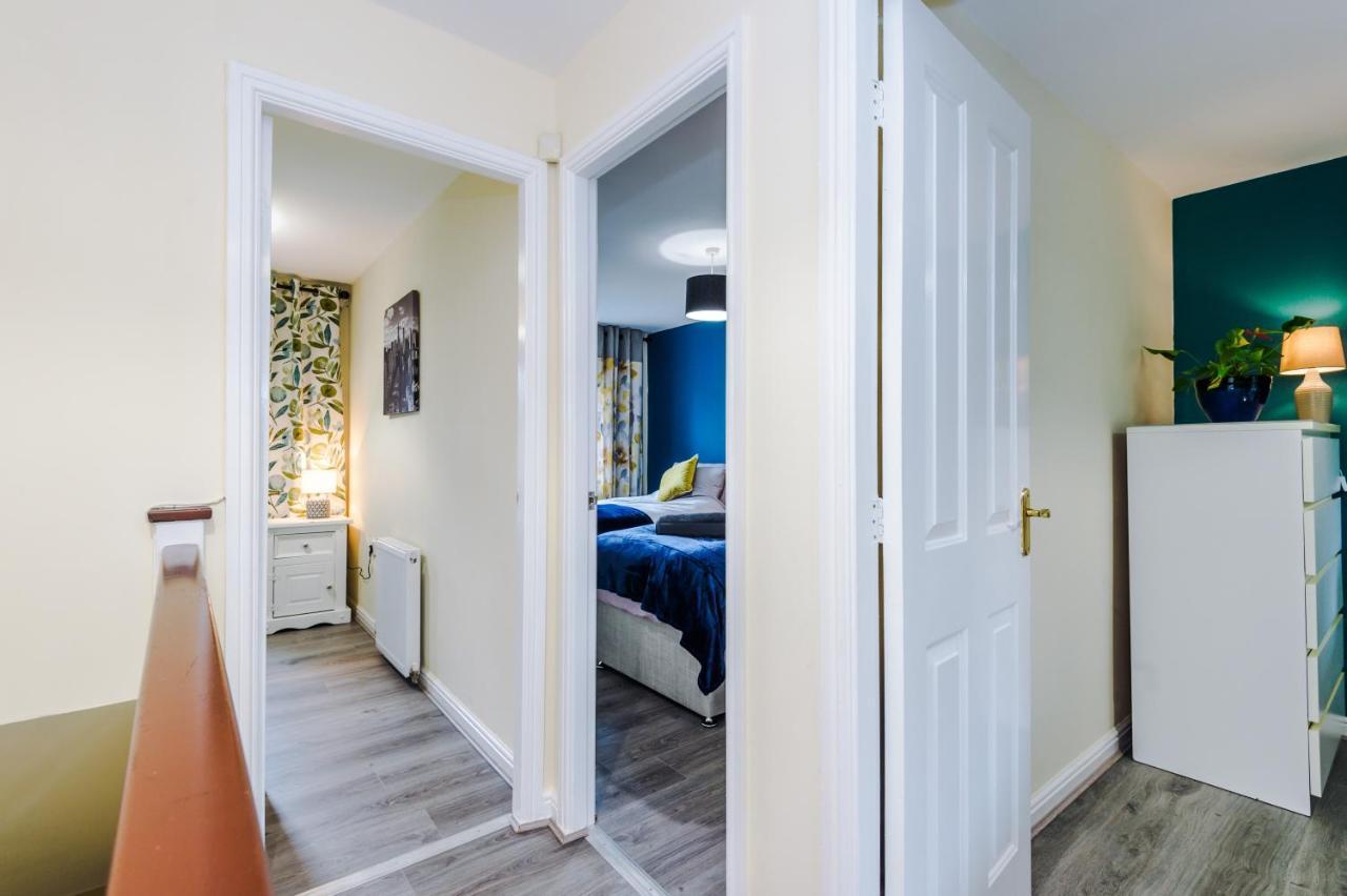 Manchester Comfortable 3 Bedroom House, Free Parking, Wifi & Disneyplus Worsley Dış mekan fotoğraf