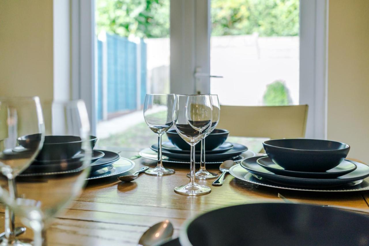 Manchester Comfortable 3 Bedroom House, Free Parking, Wifi & Disneyplus Worsley Dış mekan fotoğraf