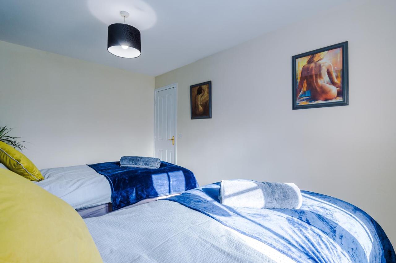 Manchester Comfortable 3 Bedroom House, Free Parking, Wifi & Disneyplus Worsley Dış mekan fotoğraf