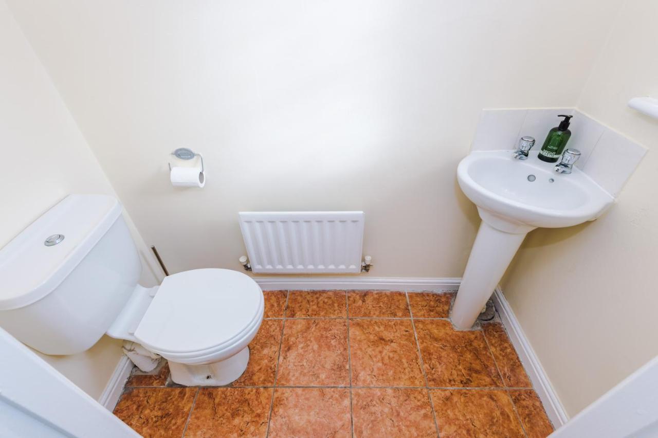 Manchester Comfortable 3 Bedroom House, Free Parking, Wifi & Disneyplus Worsley Dış mekan fotoğraf