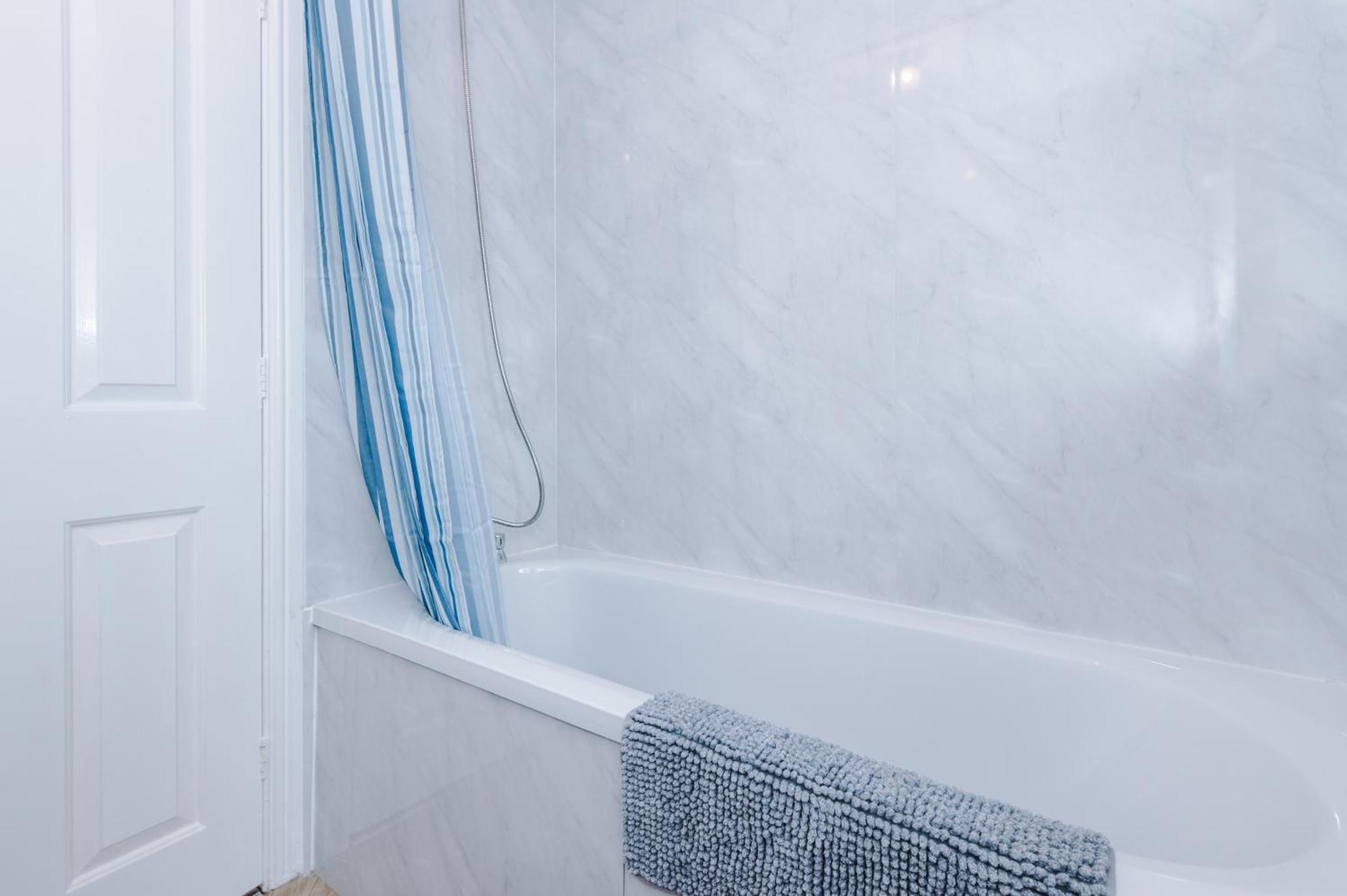 Manchester Comfortable 3 Bedroom House, Free Parking, Wifi & Disneyplus Worsley Dış mekan fotoğraf